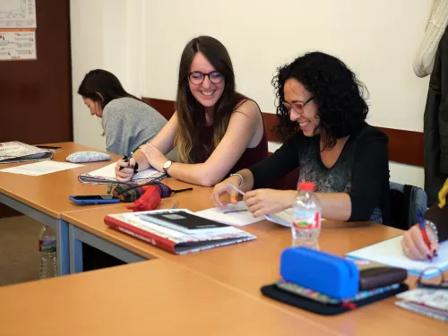 Noies en una aula