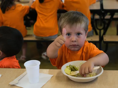 Nen en un menjador escolar