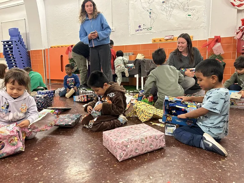 Infants del centre socioeducatiu del Poblenou obren els regals dels Reis Mags