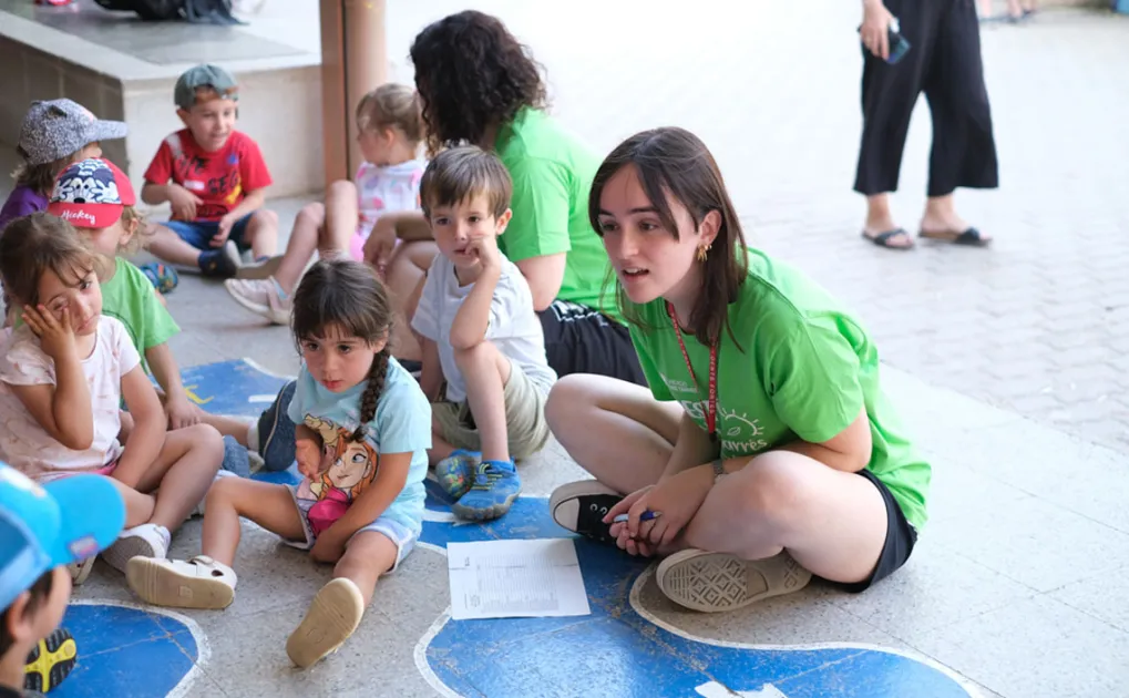 Monitora amb nens en un pati