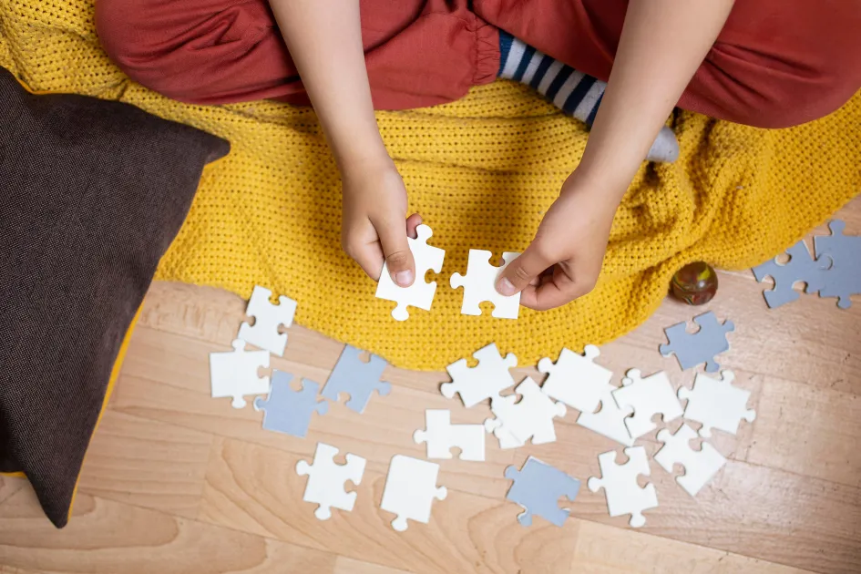 Nen jugant amb un puzzle