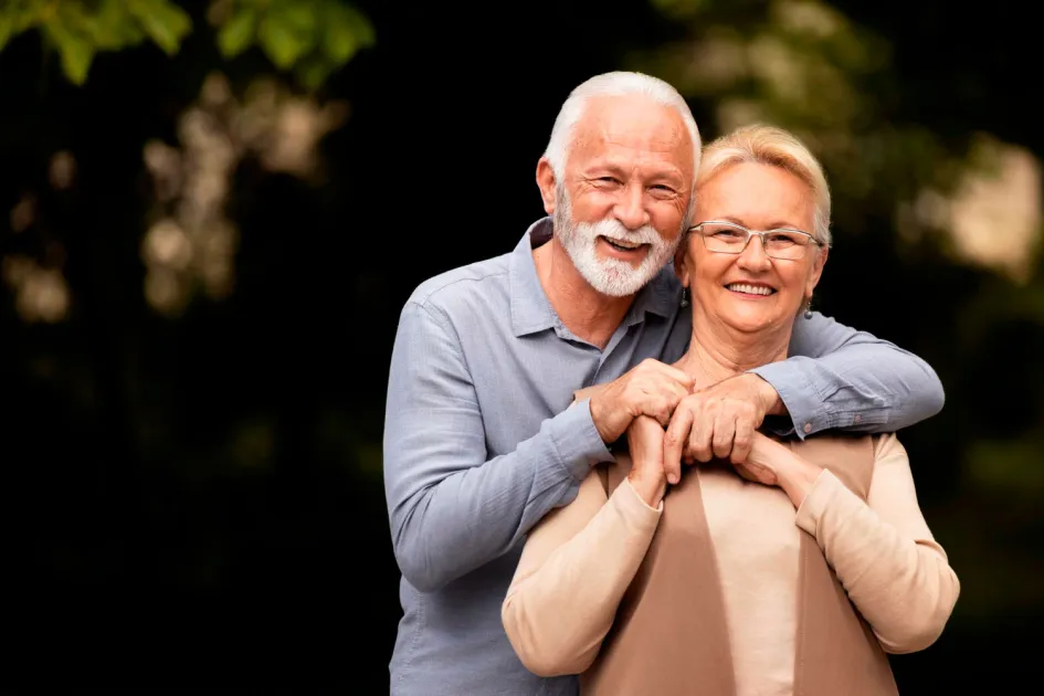 Parella de persones grans abraçades i somrients