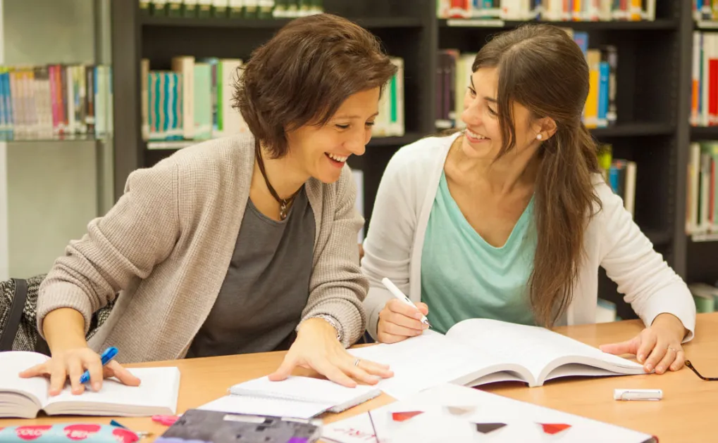 Dues treballadores a la Biblioteca