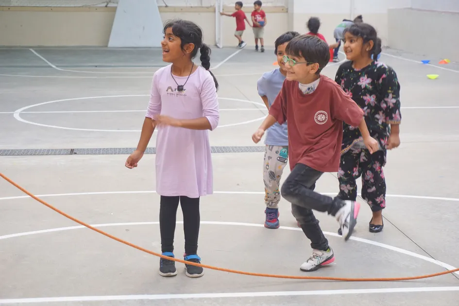 Infants jugant al pati del Centre Socioeducatiu de Poble-sec