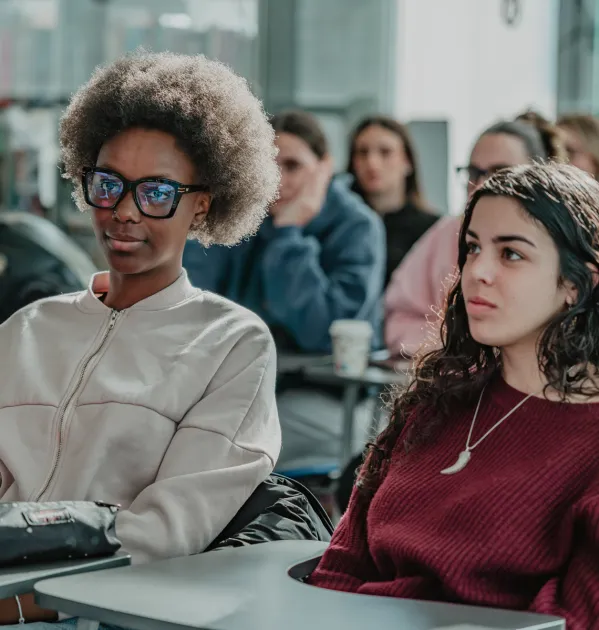 Dues joves a un aula de la Facultat