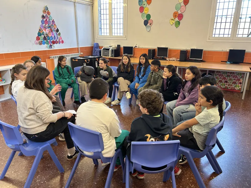 Infants en rotllana en una aula d'un centre socioeducatiu