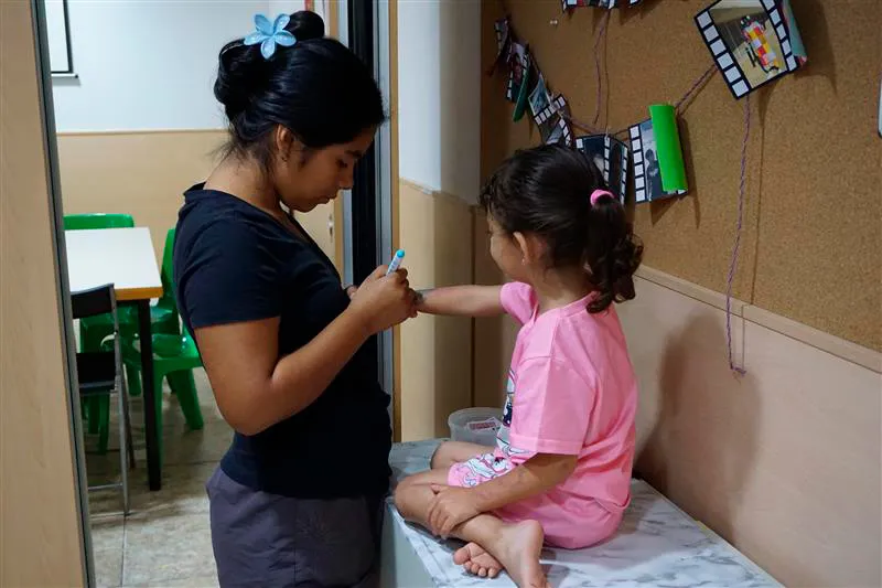 Dos infants a una sala d'un dels centres socioeducatius de la Fundació