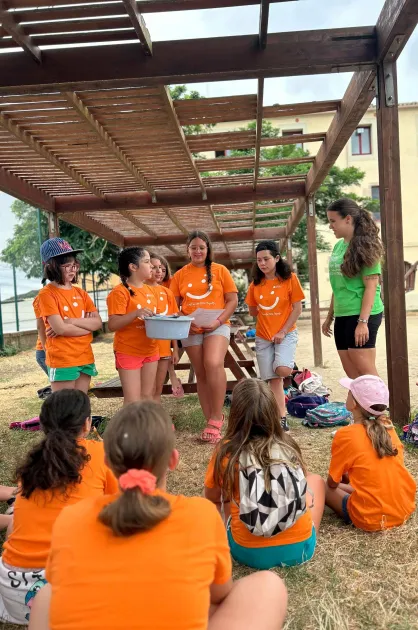 Monitora amb infants a unes colònies d'estiu