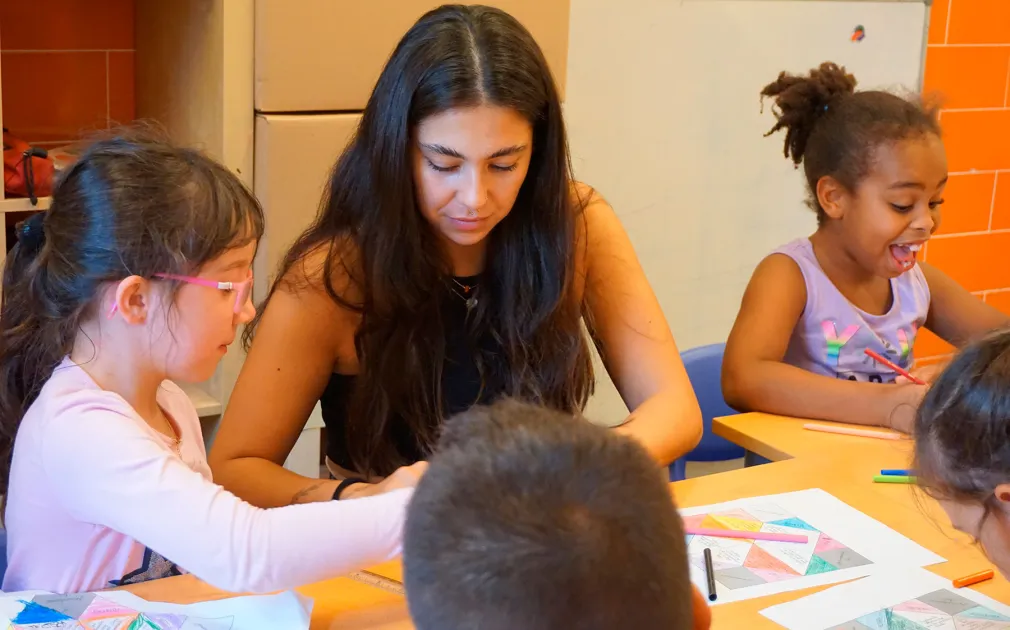 Educadora amb infants a un centre socioeducatiu
