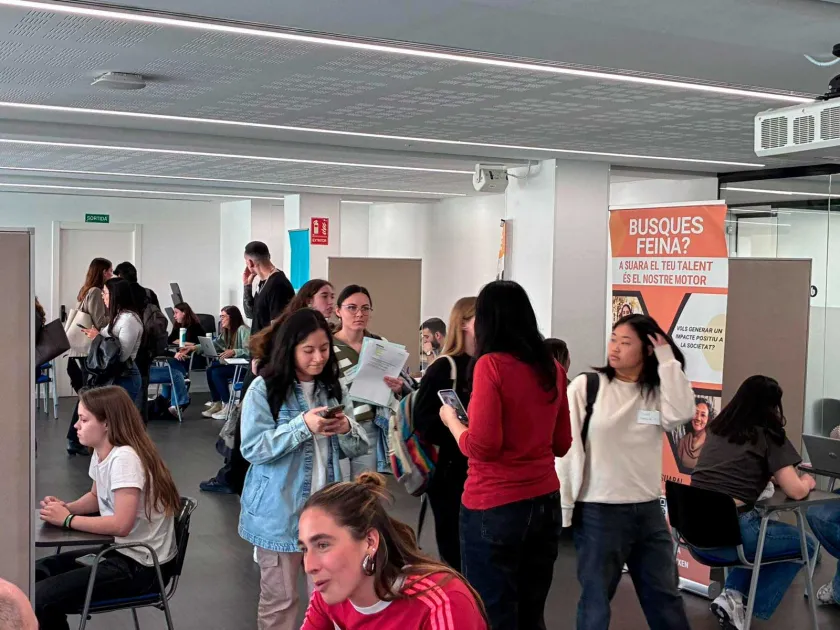 Noies a una sala de la Facultat
