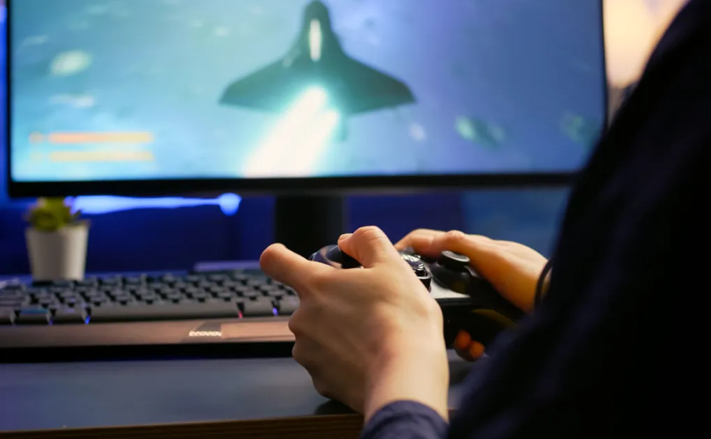 Mans de noi jugant a videojocs