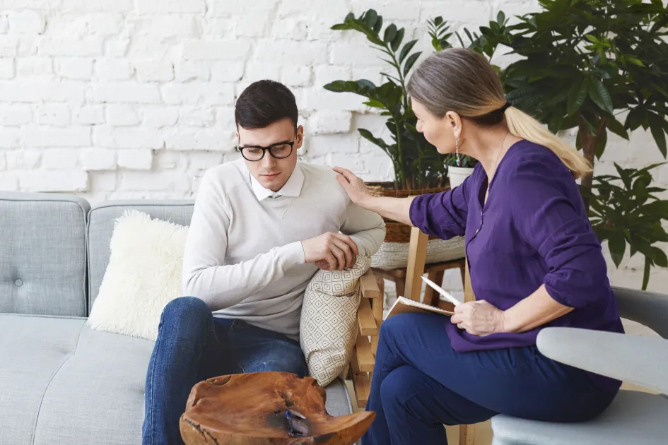 Dona donant consell a un noi jove - counselling