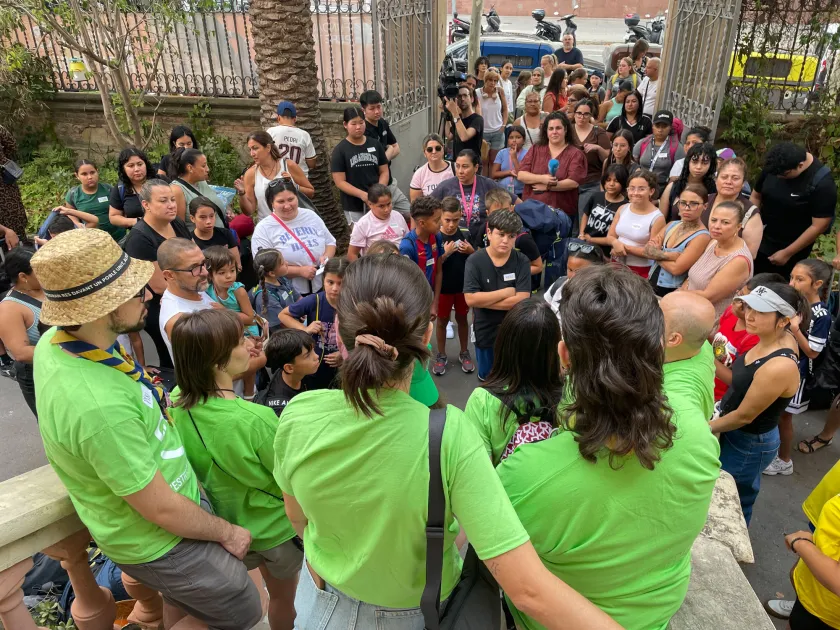 Infants i famílies a la sortida de les colònies socials becades