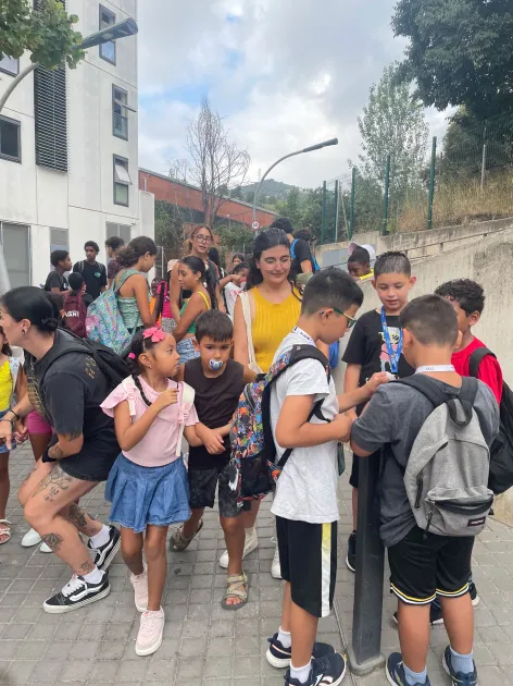 Infants d'un casal social a Torre Baró a l'agost