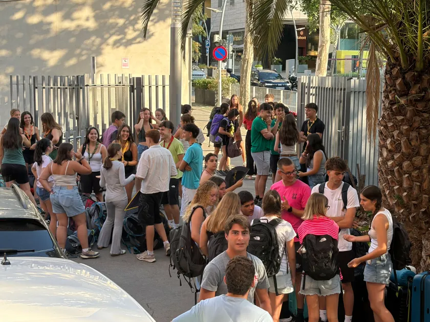 Grup de joves a la porta de la Fundació Pere Tarrés esperant per marxar als cursos residencials de monitors i monitores