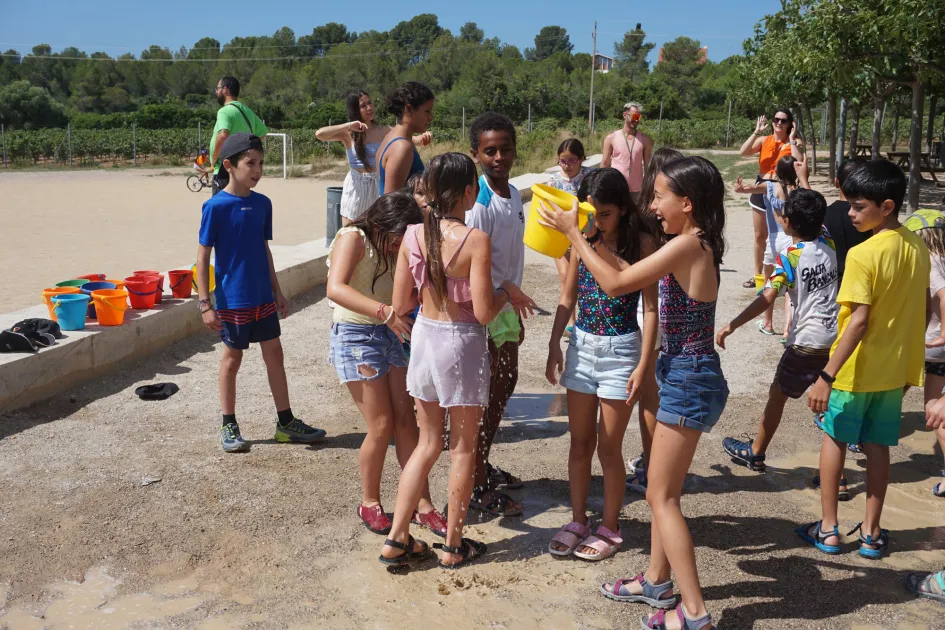 Infants jugant amb aigua a unes colònies d'estiu