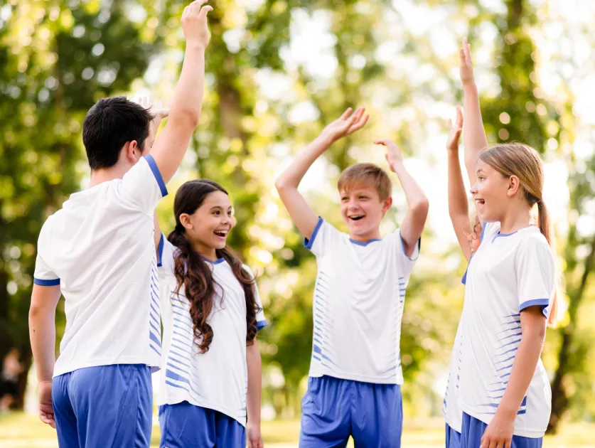 Equip infantil de futbol celebrant una victòria 