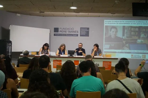 Experts acadèmics i professionals de centres socioeducatius debaten com potenciar l’èxit escolar a través del lleure