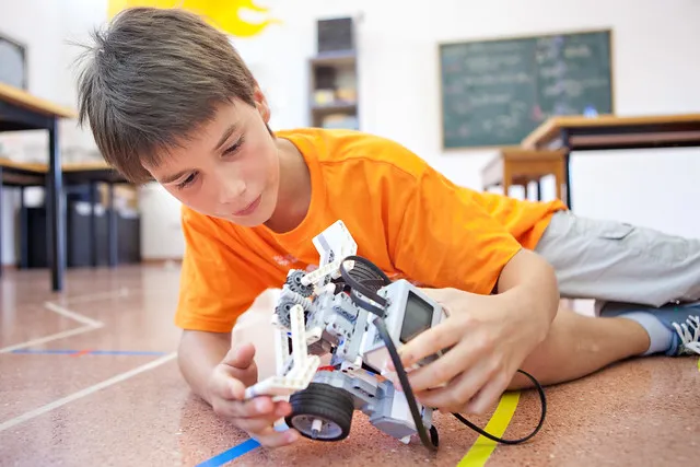 Les colònies de robòtica i disseny de videojocs fomenten l’ús de la tecnologia de forma activa i creativa