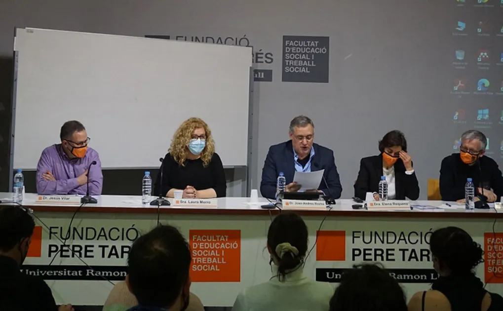 Onze testimonis relaten les seves vivències com a treballadors/es socials en un llibre