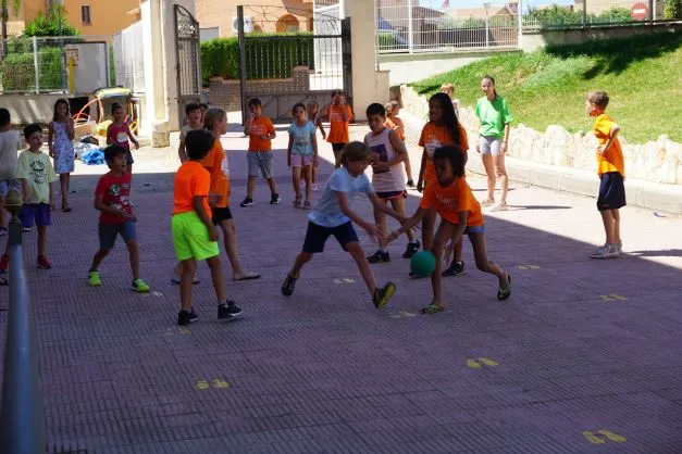 Conflictes per joc de pilota a l’espai públic