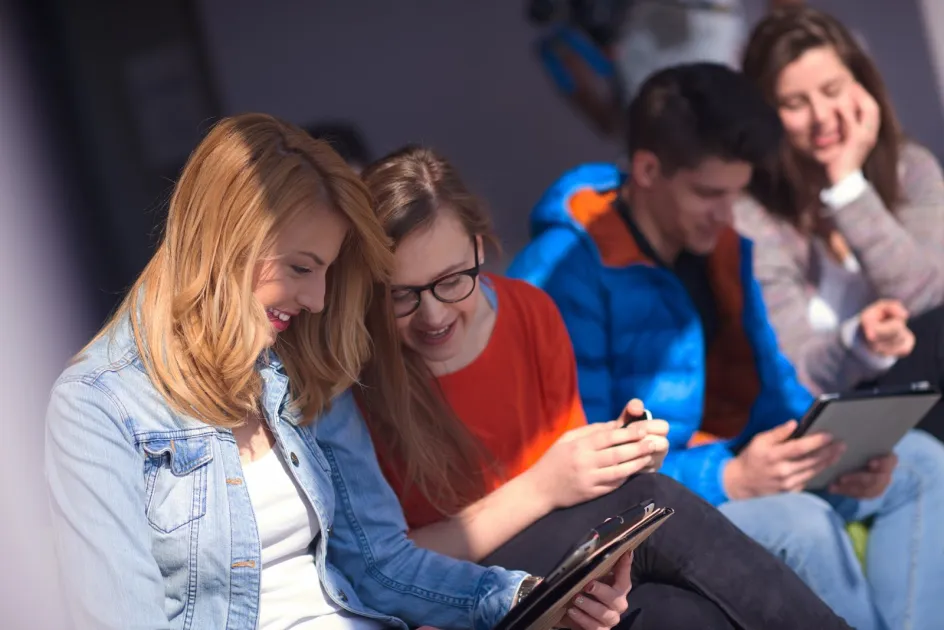 Dóna un gir a la teva classe. Cinc eines per possibilitar el Flipped Classroom a l'aula