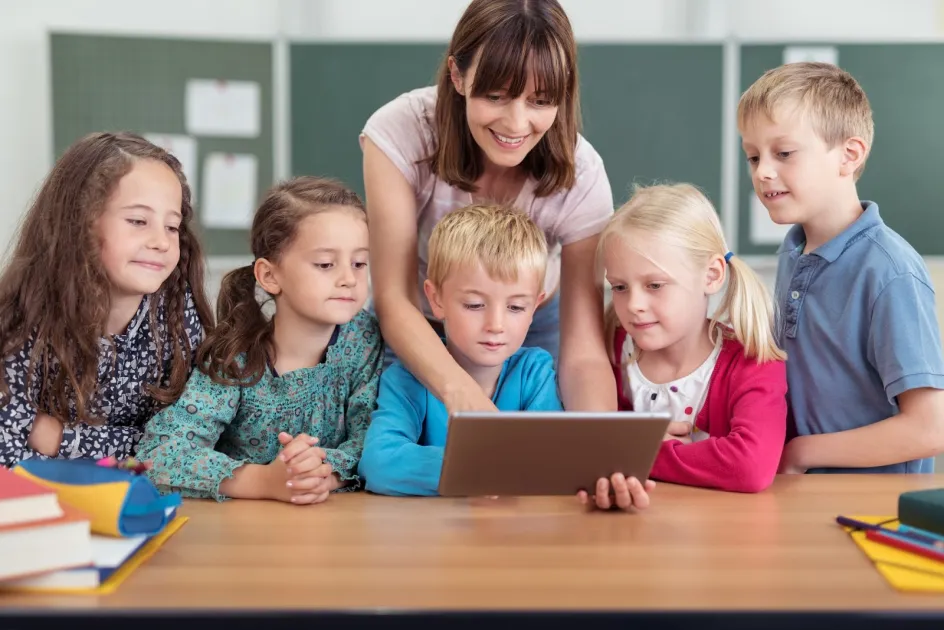 Dona un gir a la teva classe. Cinc eines per possibilitar el Flipped Classroom a l’aula