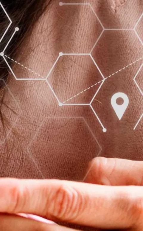 Concepte: dona amb mobil mirant xarxes socials