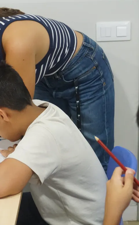 Educadora estudiants amb infants al centre socioeducatiu Poble-sec