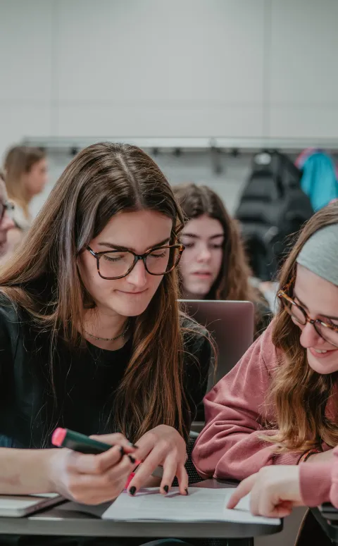 Dues estudiants a una aula de la Facultat