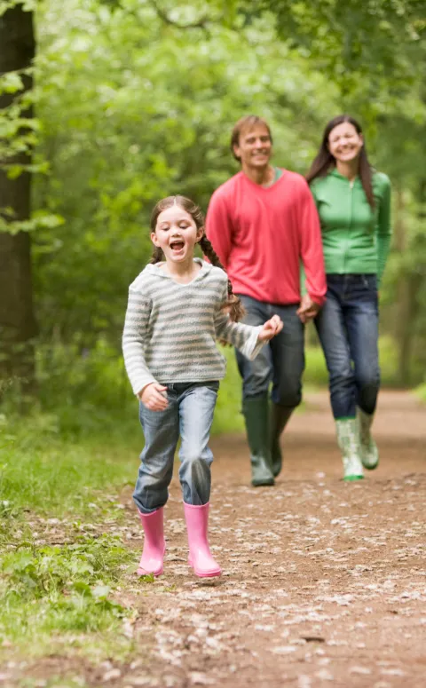 Familia passejant pel bosc