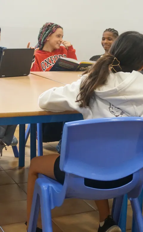 Infants a un aula del Centre Socioeducatiu Poble-sec
