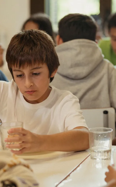 Infants al menjador a les colònies socials de Santa Maria del Roure