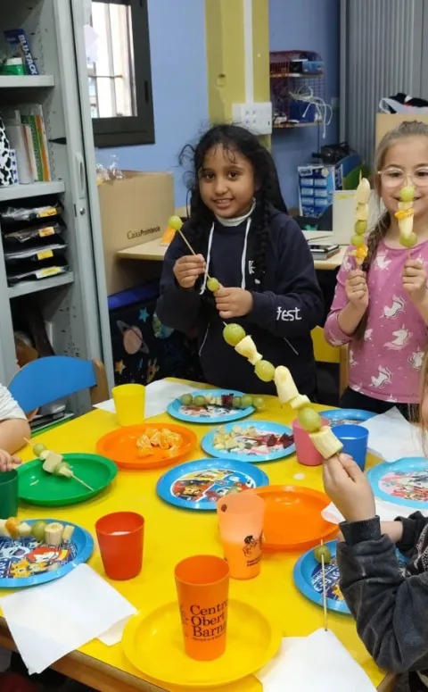 Infants menjant fruita al Centre Socioeducatiu Sant Adrià