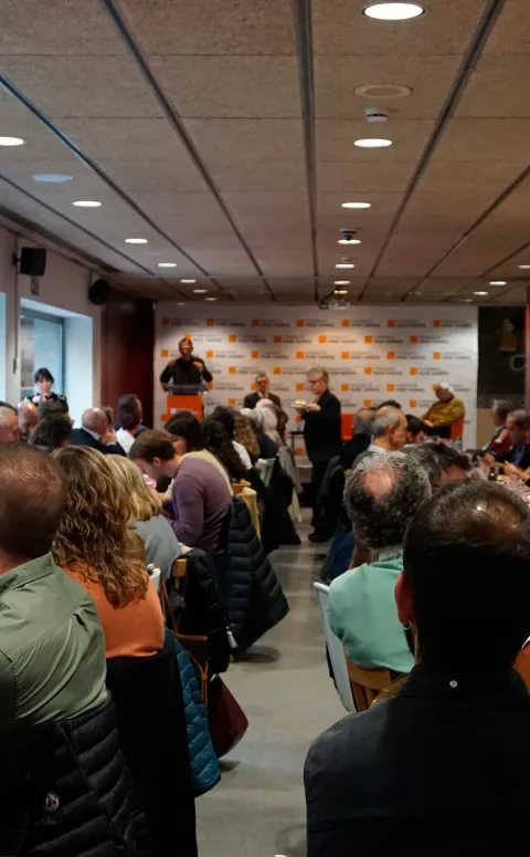 Taules i ponent d'un Fòrum Social de la Fundació Pere Tarrés
